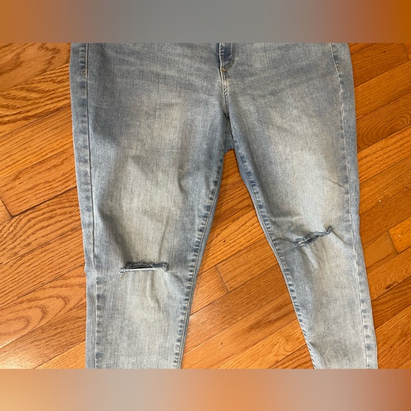 Gap denim favorite Jegging ladies size 32/14 stretch with ripped knee‎ feature - Picture 5 of 10